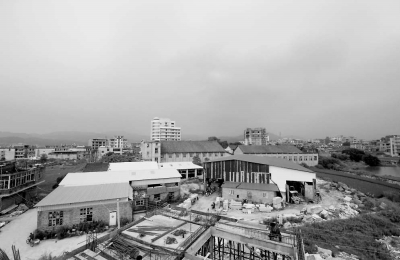 石材廠和民房距離很近。　本報(bào)記者陳明哲攝