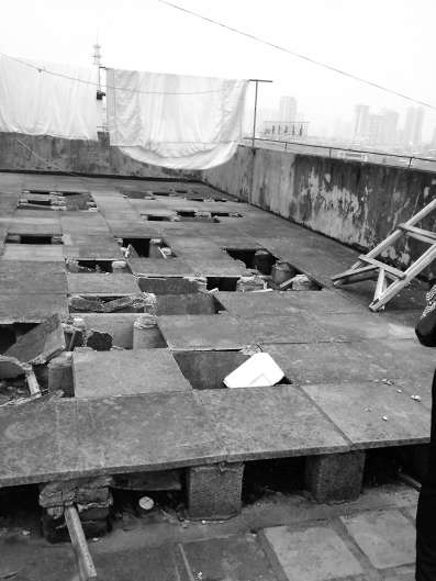 加蓋隔熱板后，護欄剩1.2米，只到人的腰部。