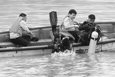 在泉州市2014年度防汛搶險應急綜合演練中，潛水員下