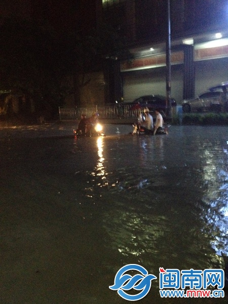 被困洪水下2小時(shí) 男子奇跡生還2