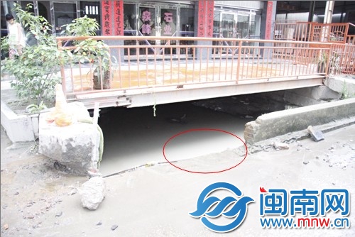 被困洪水下2小時(shí) 男子奇跡生還3