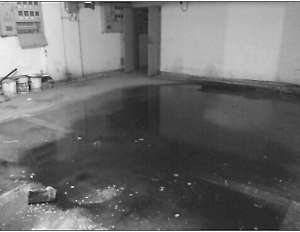 污水前方就是樓梯口。