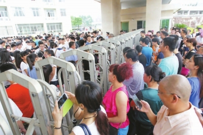 焦急的家長正在等待孩子出考場。