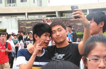 高考結(jié)束，自拍留個(gè)紀(jì)念。