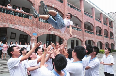 高考結(jié)束，松了一口氣的國光高級中學(xué)高三9班學(xué)子，