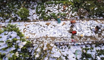 落滿試卷和復(fù)習(xí)資料的校園。