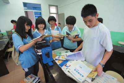 小學(xué)妹們找學(xué)長討要學(xué)習(xí)筆記和復(fù)習(xí)資料。