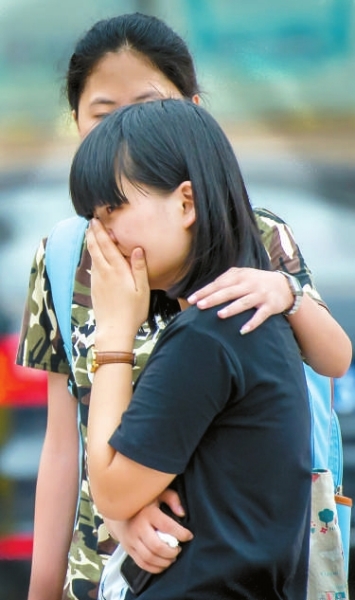 有的考生走出考場，情緒低落。