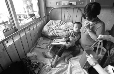 小智依偎在母親懷中。