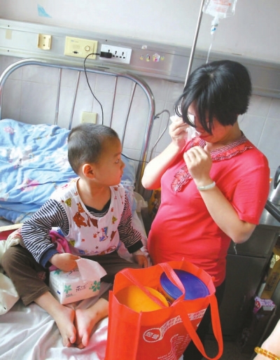說(shuō)起小智的病情，戴金霞忍不住落淚。本報(bào)記者朱晨輝攝