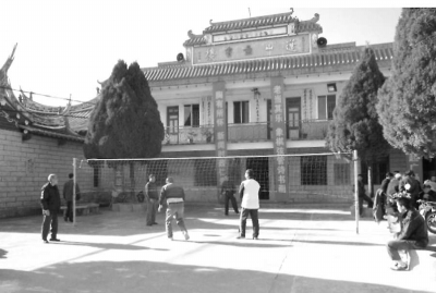 老人正在文化廣場打氣排球。