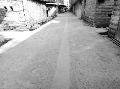 村路中間的條紋是鋪設(shè)自來(lái)水管道留下的痕跡。