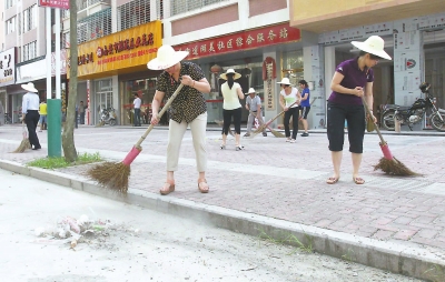 溪美街道組織干部職工在市區(qū)柳園南路打掃衛(wèi)生。本報(bào)