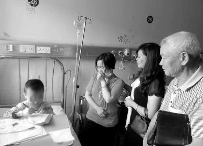 愛心人士看望小智。