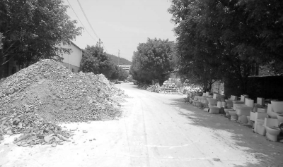 清理前，廢渣堆積如山。