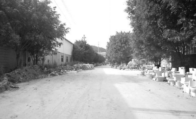 清理后，路面上廢渣基本看不到了。