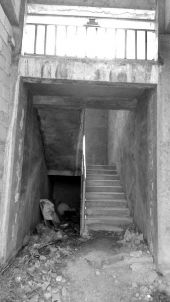 防洪堤樓梯內(nèi)臟亂不堪。