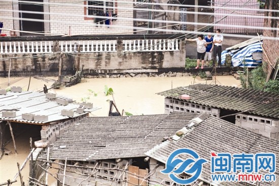 地勢低洼處，積水很深