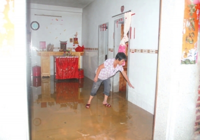 村民家里留下了洪水沖刷過的痕跡。