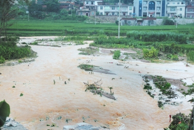大片農田被淹沒。