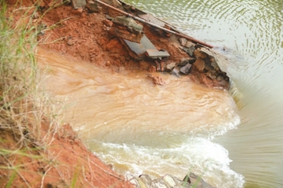 排水隧道進出口局部塌陷。