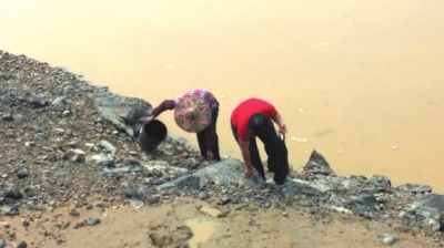 灘涂上撿田螺 轉(zhuǎn)身就是深水