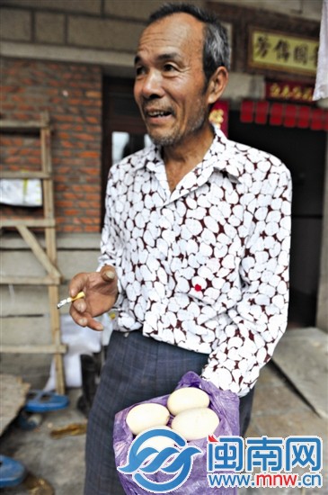 自家母雞下的這四個(gè)巨蛋，讓顏元芳很驚奇