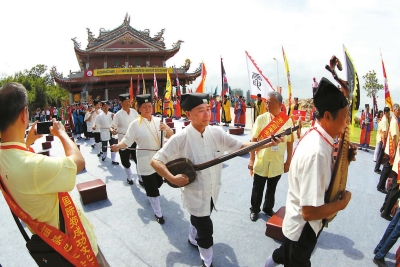 20日，進(jìn)香祭祀活動(dòng)在石井鎮(zhèn)鄭成功祖廟舉行?！”緢?bào)