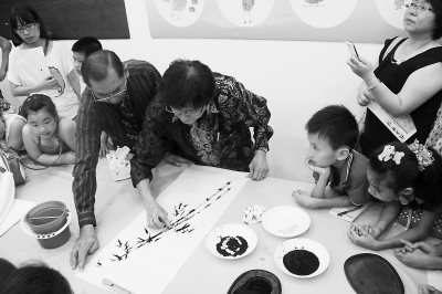 吳怡龍現(xiàn)場(chǎng)用手指作畫。