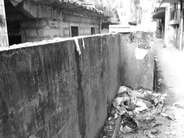 工商局集資房樓下墻角堆放著垃圾。