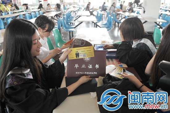 畢業(yè)生們帶著餐券來到食堂，準(zhǔn)備打飯