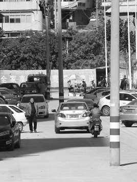 道路中間的3根電線桿仍未移除。