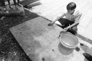 管理人員在清洗石碑。