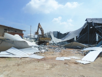 2日，官橋組織150多人、15輛車，在市行政執(zhí)法局、市