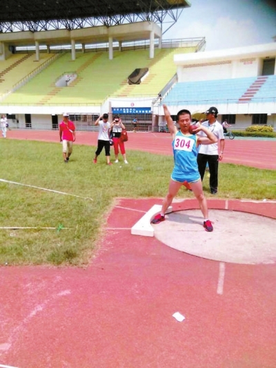 黃華峰在鉛球項目比賽中。