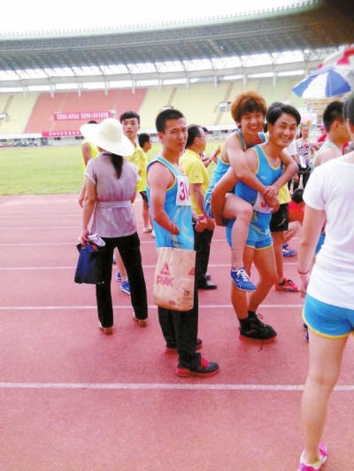 隊友背著傅加明入場，準備4×400米接力賽。