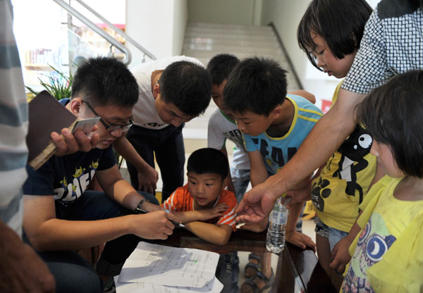 孩子們?cè)缭绲貋淼街付ǖ牡攸c(diǎn)圍著海都記者領(lǐng)車票