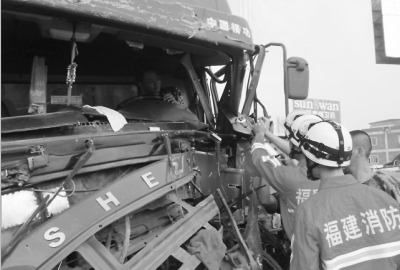 消防官兵破拆救援被困司機(jī)。