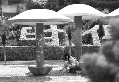 市民坐在李厝花園的亭子下，躲避灼熱的陽光。