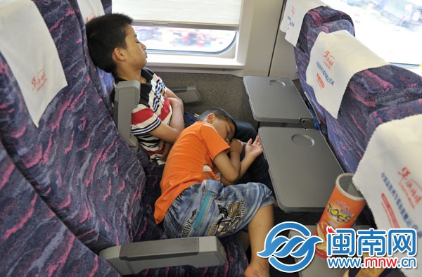 弟弟躺在哥哥的腿上，陶家兄弟倆都睡著了