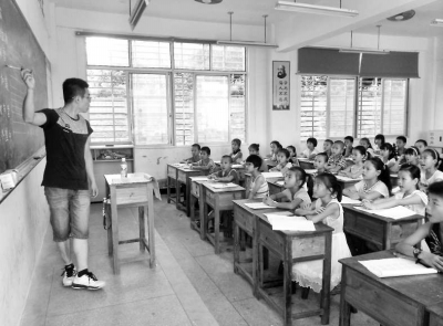 貴峰閩南語吟詩班開班了，學(xué)生正認(rèn)真地跟老師學(xué)唱詩