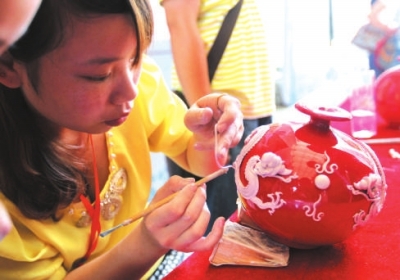 和陳春松師出同門的黃曉霞在現(xiàn)場(chǎng)展示漆線雕技藝。