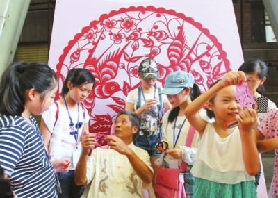 剪紙傳承人水頭埕邊村人楊民興的剪紙藝術很受小朋友