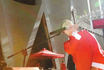 實驗小學學生吳培凱在表演閩南講古《鄭成功的傳奇一