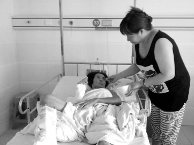 昨日，在海都醫(yī)院，趙云在喂老人喝開水。