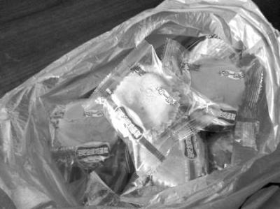 “泡吧”金牌雞蛋糕保質期內發(fā)霉