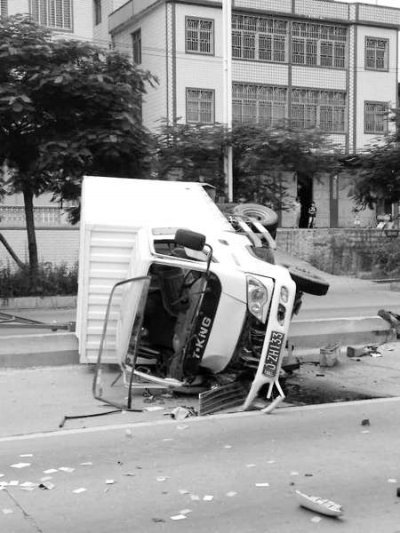 躲避摩托車 貨車栽了個(gè)大跟頭