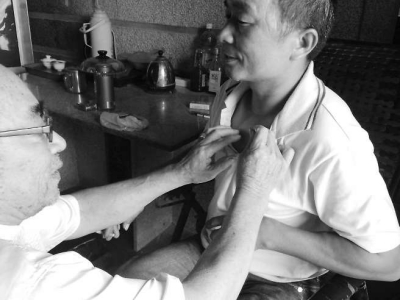 鄭天送正在幫人刈痧。