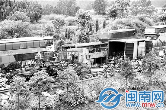 小貨車與一輛福建開往四川的大客車發(fā)生追尾后爆炸燃燒