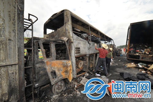 事故現場，工作人員在轉移遇難乘客遺體